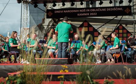 S soncem obsijan drugi festivalski dan 50. Dnevov narodnih noš in oblačilne dediščine v Kamniku (112)